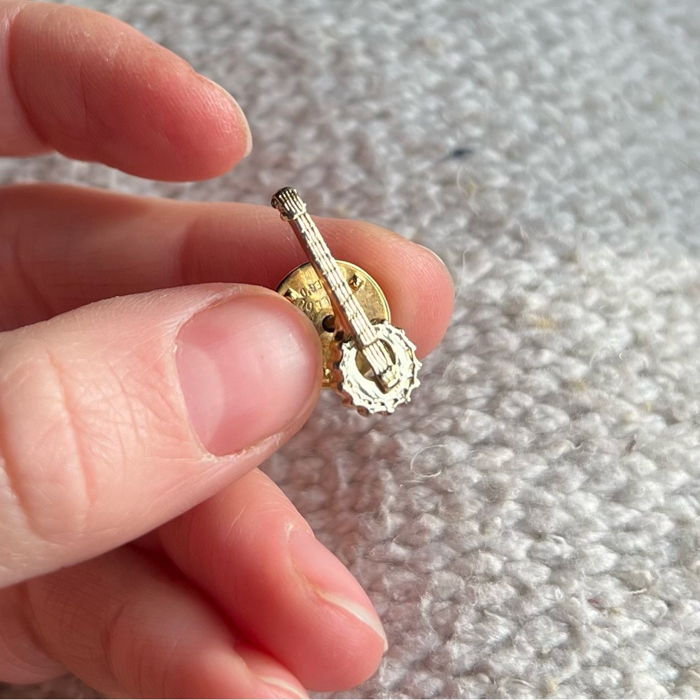 Gold Banjo Pin - Picture 4 of 4